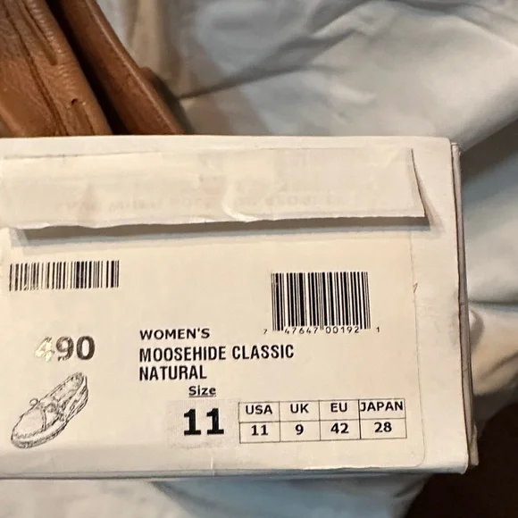 Minnetonka Women's Tan Moccasins with Bow Detail - Picture 2 of 3